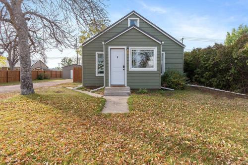 Centrally Located Fire-Pit Large Private Backyard