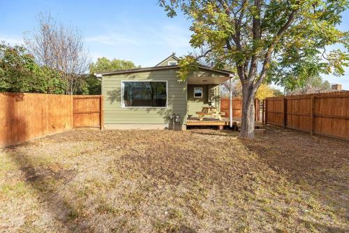 Centrally Located Fire-Pit Large Private Backyard