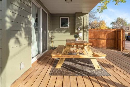 Centrally Located Fire-Pit Large Private Backyard