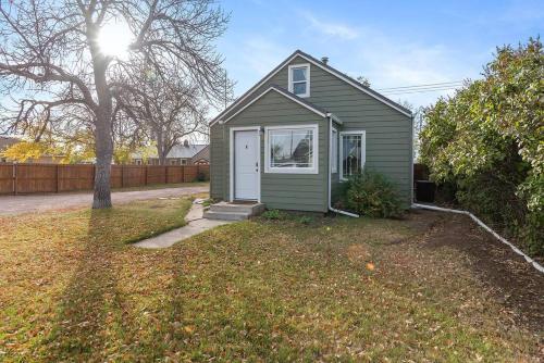 Centrally Located Fire-Pit Large Private Backyard