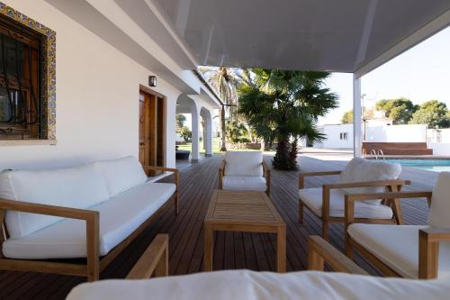 Villa Huerta 1 Manises, jacuzzi, sauna, piscina in มานิเซส