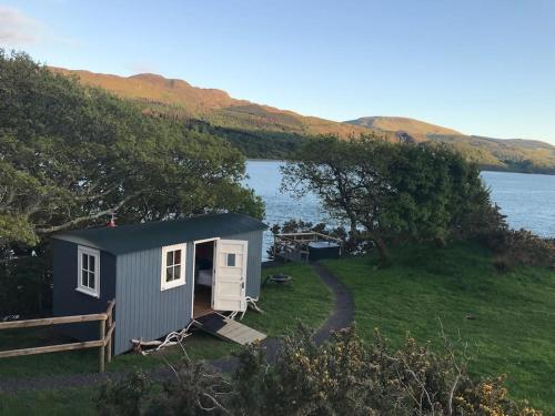 Snowdonia Shepherds Hut + Hot Tub, Conwy