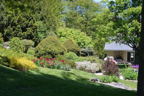 Carraig Mor Cottage - Beautiful House, Amazing Garden, Downtown Baileys Harbor thumb 2