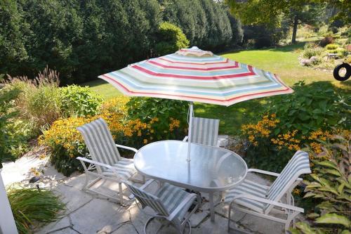 Carraig Mor Cottage - Beautiful House, Amazing Garden, Downtown Baileys Harbor thumb 4