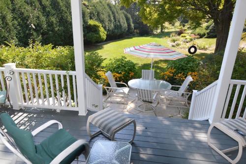 Carraig Mor Cottage - Beautiful House, Amazing Garden, Downtown Baileys Harbor