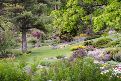 Carraig Mor Cottage - Beautiful House, Amazing Garden, Downtown Baileys Harbor