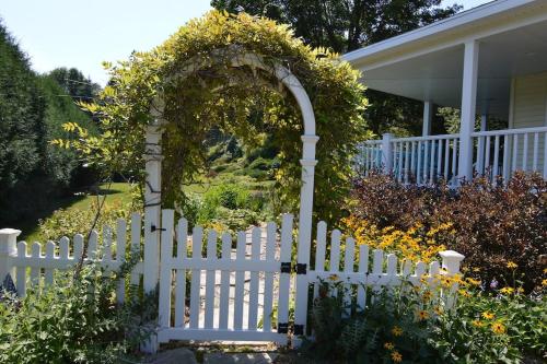 Carraig Mor Cottage - Beautiful House, Amazing Garden, Downtown Baileys Harbor