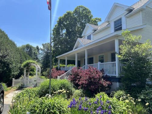 Carraig Mor Cottage - Beautiful House, Amazing Garden, Downtown Baileys Harbor