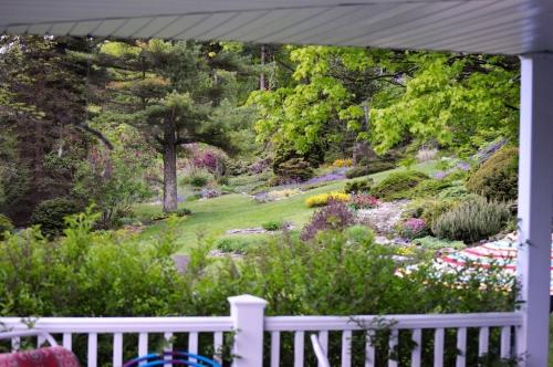 Carraig Mor Cottage - Beautiful House, Amazing Garden, Downtown Baileys Harbor