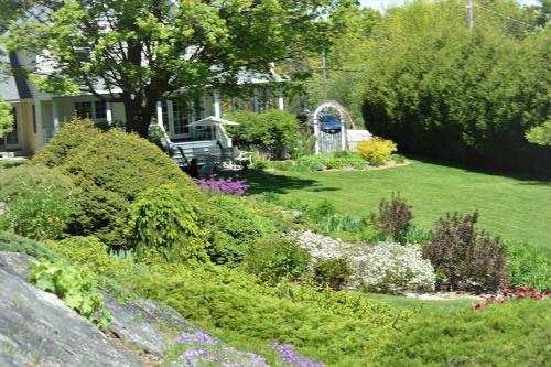 Carraig Mor Cottage - Beautiful House, Amazing Garden, Downtown Baileys Harbor