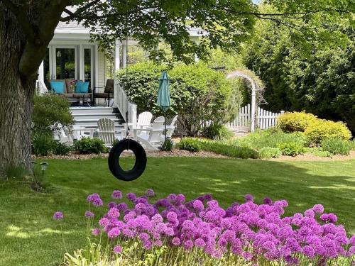 Carraig Mor Cottage - Beautiful House, Amazing Garden, Downtown Baileys Harbor