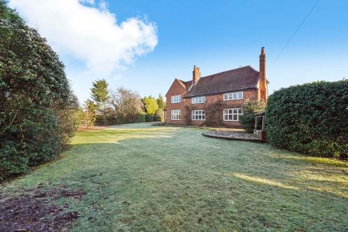 6 Bed Countryside Mansion With Tennis Court & Swimming Pool with Parking in Leatherhead