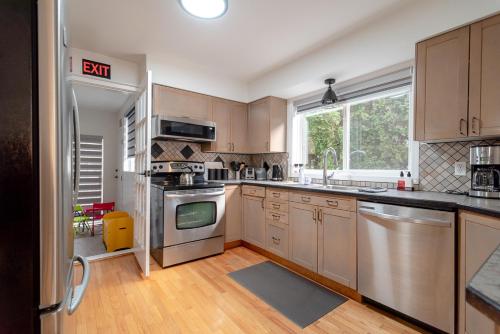 Konyha, Spacious & Modern by the Beach in White Rock (Brit-Kolumbia)