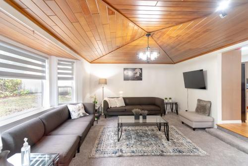 Bendra svetainė / televizorius, Spacious & Modern by the Beach in Vait Rokas (BC)