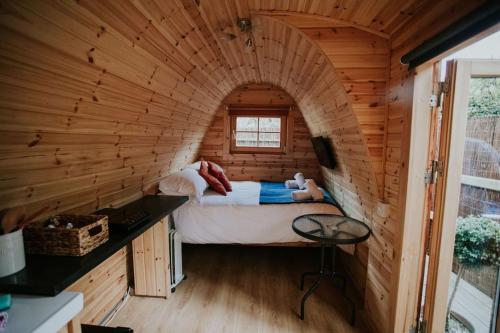 River Side Cabin with Hot tub Snowdonia in Pen-y-bryn