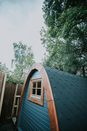 River Side Cabin with Hot tub Snowdonia in Pen-y-bryn