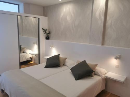 One-Bedroom Apartment with Sea View image 7