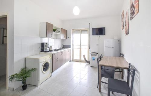  Nice Apartment In Marina Di Strongoli With Wifi in Marina di Strongoli