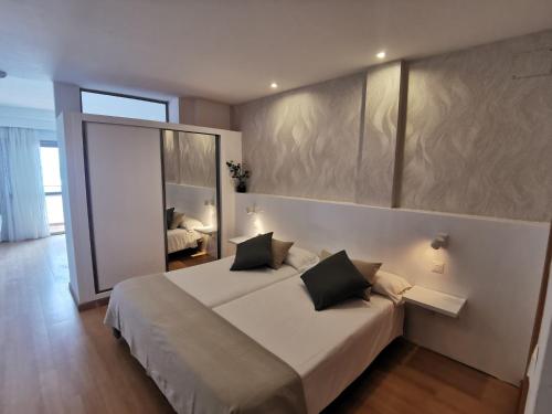 One-Bedroom Apartment with Sea View image 9