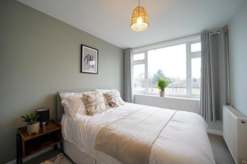 Spacious 4 bed town house in central Wetherby, sleeps 9, perfect for contractors or groups in Wetherby