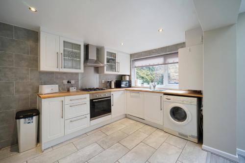 Spacious 4 bed town house in central Wetherby, sleeps 9, perfect for contractors or groups in Wetherby
