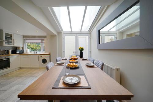 Spacious 4 bed town house in central Wetherby, sleeps 9, perfect for contractors or groups in Wetherby