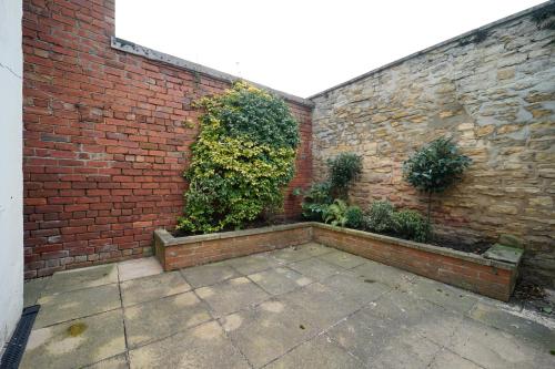 Spacious 4 bed town house in central Wetherby, sleeps 9, perfect for contractors or groups in Wetherby