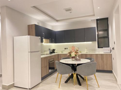 مطبخ, Spacious new 2 bedroom Apt-in amazing location B9 in حطين