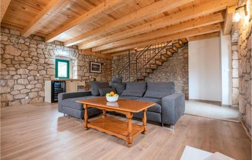 Beautiful Home In Vrgorac With Wifi