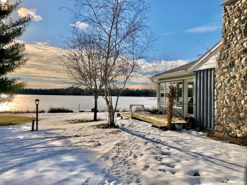 Scenic & Serene Lakefront Cottage With Wood Stove