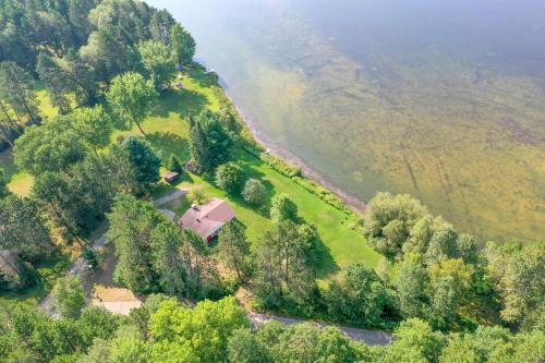 Scenic & Serene Lakefront Cottage With Wood Stove