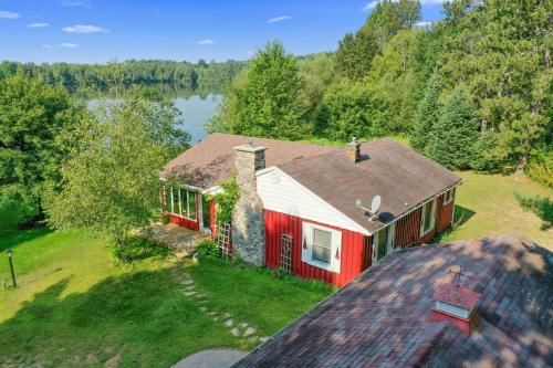 Scenic & Serene Lakefront Cottage With Wood Stove