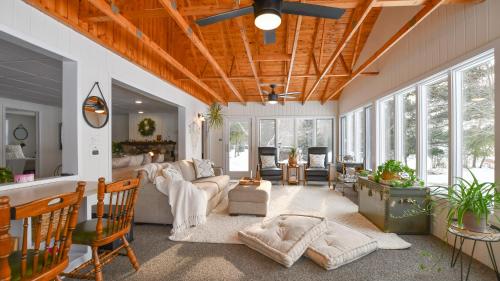 Scenic & Serene Lakefront Cottage With Wood Stove