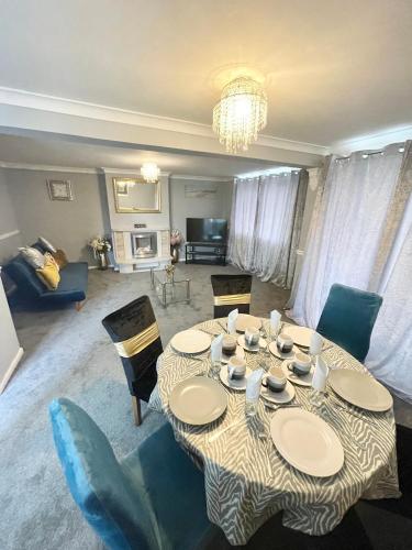 Beautiful Holiday Home Near Newport City Centre, Laurel Road - Sleeps up to 8