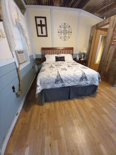 Acorn Hideaways Canton Sweet Dreams for 2 in Canton, USA
