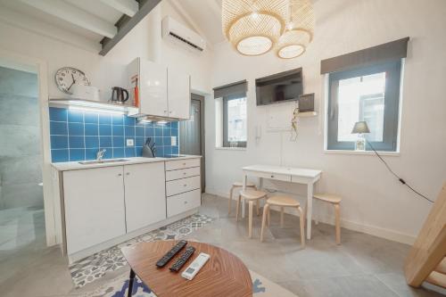 Mezzanine Stylish Apartments by Vacationy 4