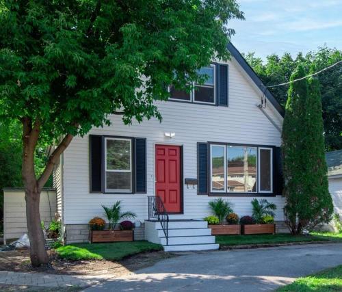 Adorable fully private suite with 2 Free Parking Spots