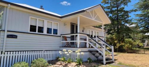 Amiens Cottage. Queenslander, charming, central.