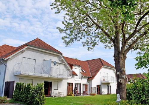 Kleine Ferienwohnung mit Terrasse und Gartenblick in Gustow, Deutschland