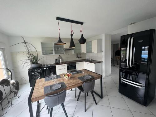 virtuve, Gîte des hirondelles - Appartement de 75 m2 (Gite des hirondelles - Appartement de 75 m2) in Sermamagny