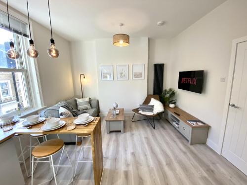 Stunning Beach Themed 2 Bed Apartment - image 5