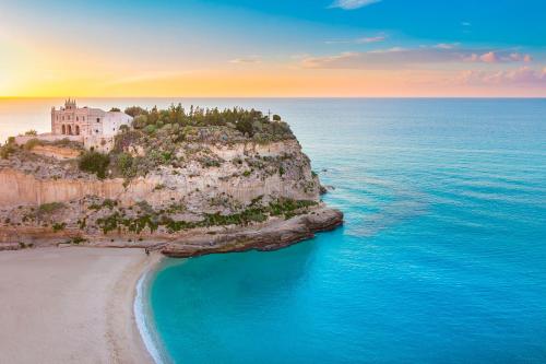 Room in Apartment - 15min Da Tropea Monolocale Vista Mare A Briatico