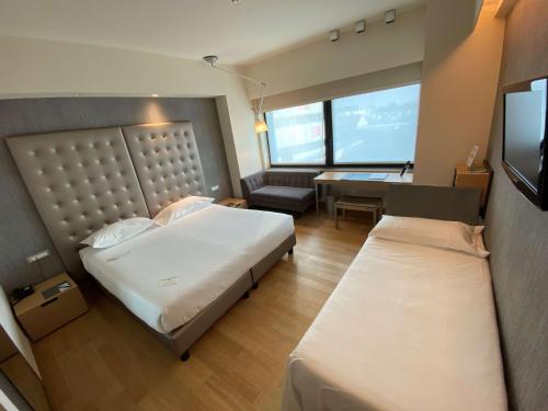 1 king bed, 1 twin bed