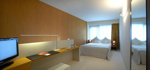 1 queen bed, 1 sofa bed