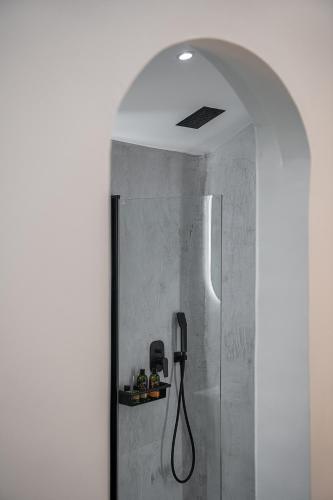 One-Bedroom Apartment image 7