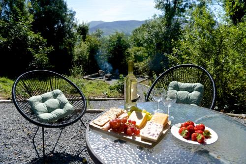 Corderry Farmhouse, idyllic cottage amid 250 acres in Cork Airport