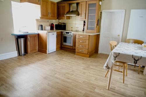 Corderry Farmhouse, idyllic cottage amid 250 acres in Cork Airport