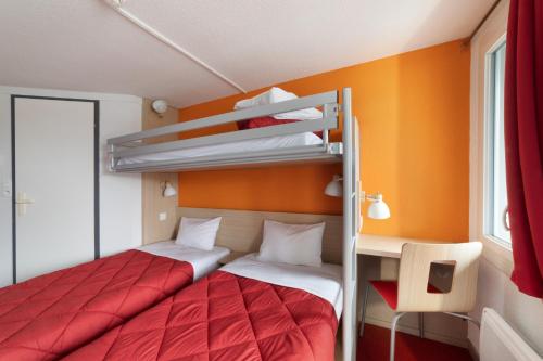 3 twin beds