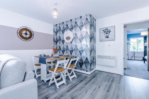 Formby Village Apartments By Greenstay Serviced Accommodation - Perfect For SHORT & LONG STAYS - Cou in 福姆比