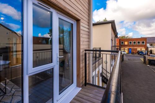 Formby Village Apartments By Greenstay Serviced Accommodation - Perfect For SHORT & LONG STAYS - Cou in 福姆比